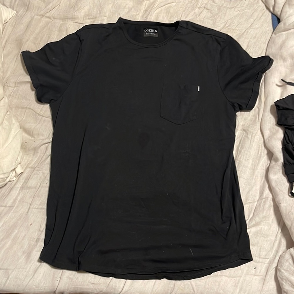 Cuts curve hem tee. Front pocket